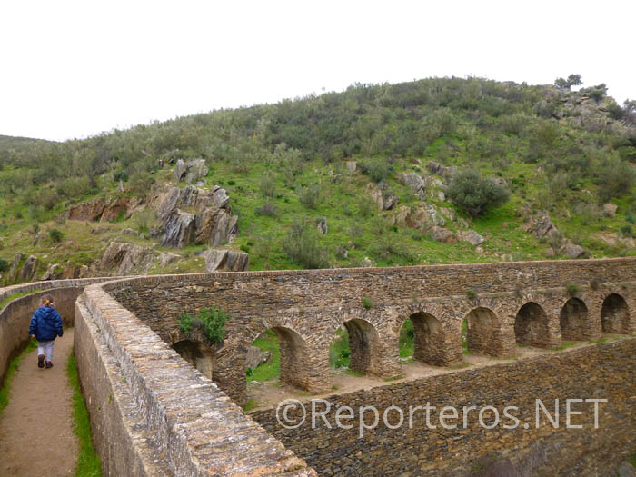 Caminando por el acueducto de las Herrerías Caminando por el acueducto de las Herrerías