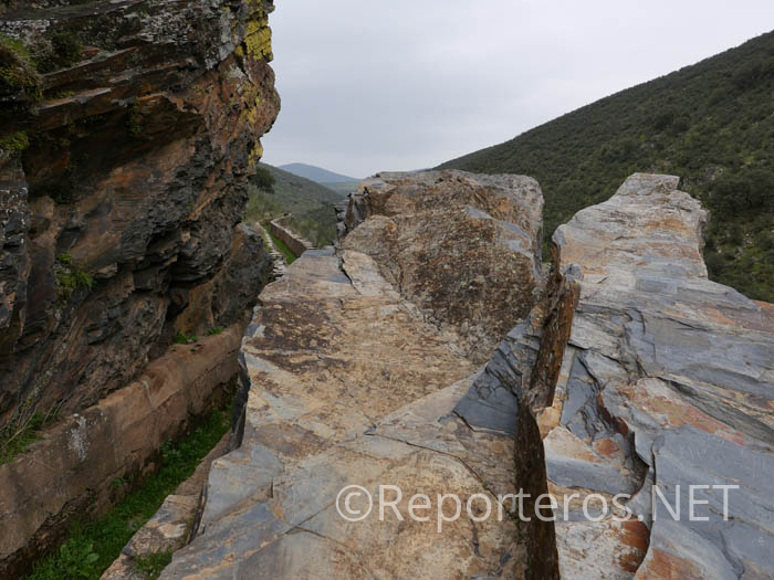 Algunas grandes rocas se han desprendido sobre el canal y dificultan el paso Algunas grandes rocas se han desprendido sobre el canal y dificultan el paso