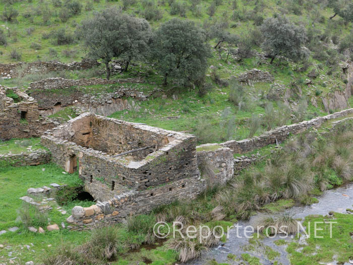 Ruinas de lo que parece ser un antiguo molino Ruinas de lo que parece ser un antiguo molino
